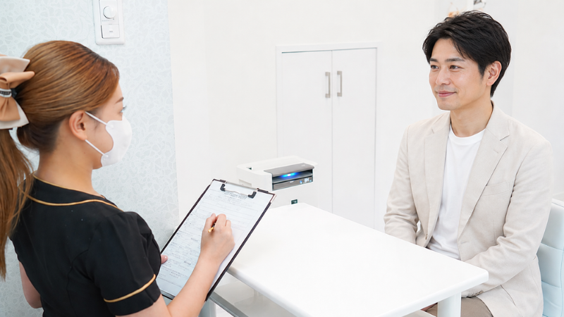 男性のお客様のカウンセリングのイメージ|眉毛サロンLucia